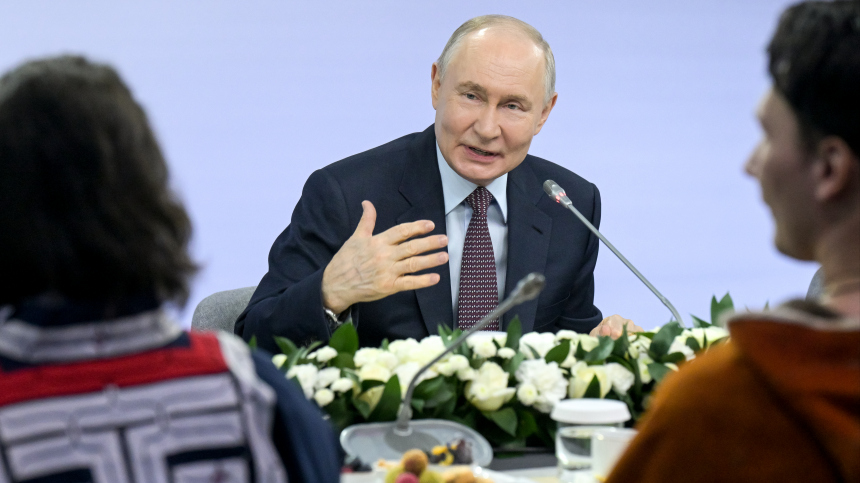 Путин: нынешнее поколение россиян не уступает своим героическим предкам