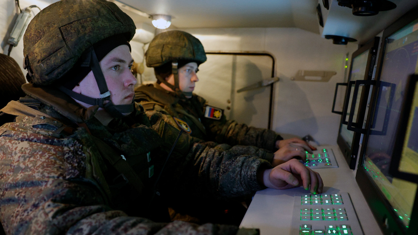 Силы ПВО за сутки уничтожили 740 беспилотников и реактивный снаряд HIMARS