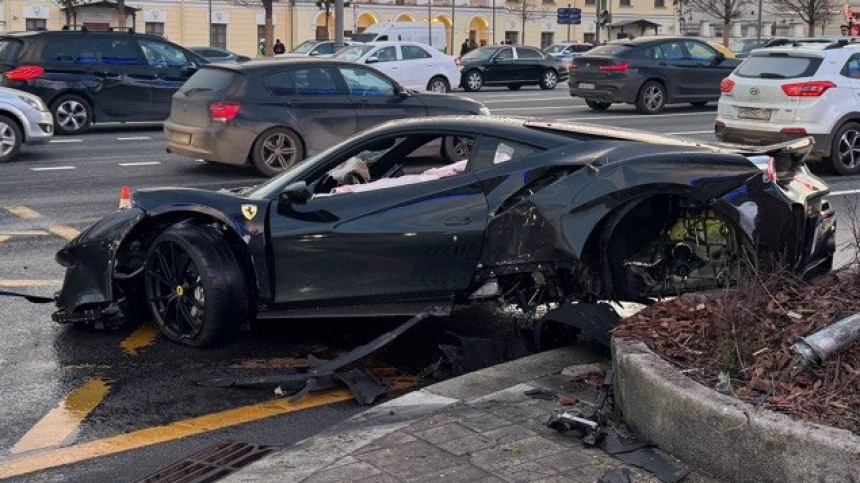 Аварию с Ferrari в Москве сняли на видео: за рулем мог быть рэпер Navai