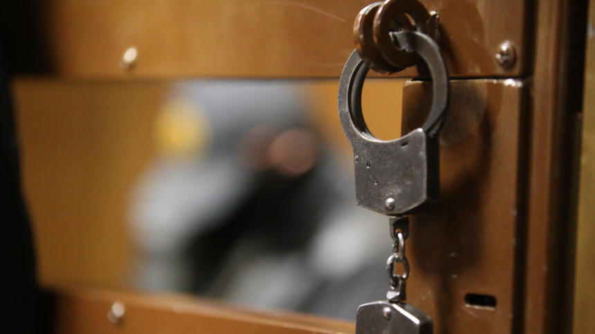 Скандал в суде: женщина родила ребенка, будучи прикованной наручниками к скамье