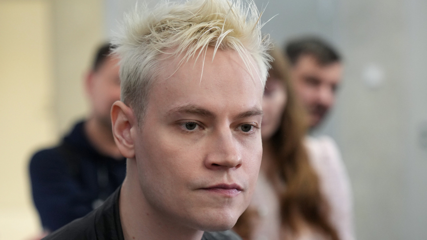 Певца SHAMAN раскритиковали после того, как он перекрестился перед своими портретами