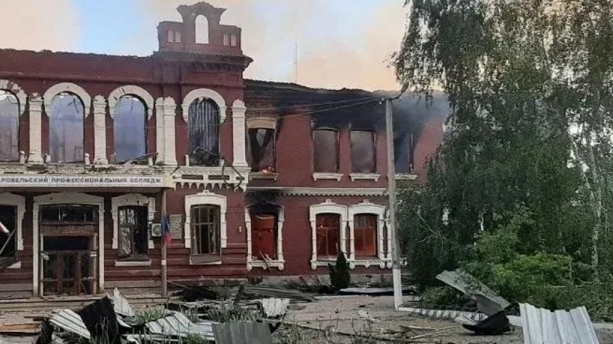 Более десяти человек остаются под завалами общежития колледжа в Старобельске