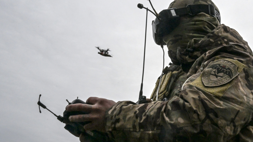 Расчеты FPV-дронов уничтожили две гаубицы ВСУ. Лучшее видео из зоны СВО