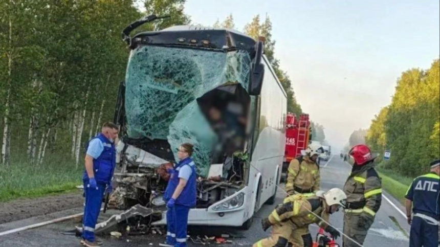 В Тюменской области автобус столкнулся с грузовиком  есть погибшие