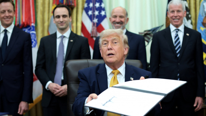 Создают новую мифологию: как Трамп объясняет уступки Ирану