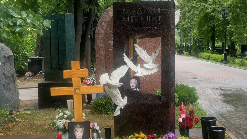 Юлия Меньшова приехала на могилу отца в годовщину его смерти