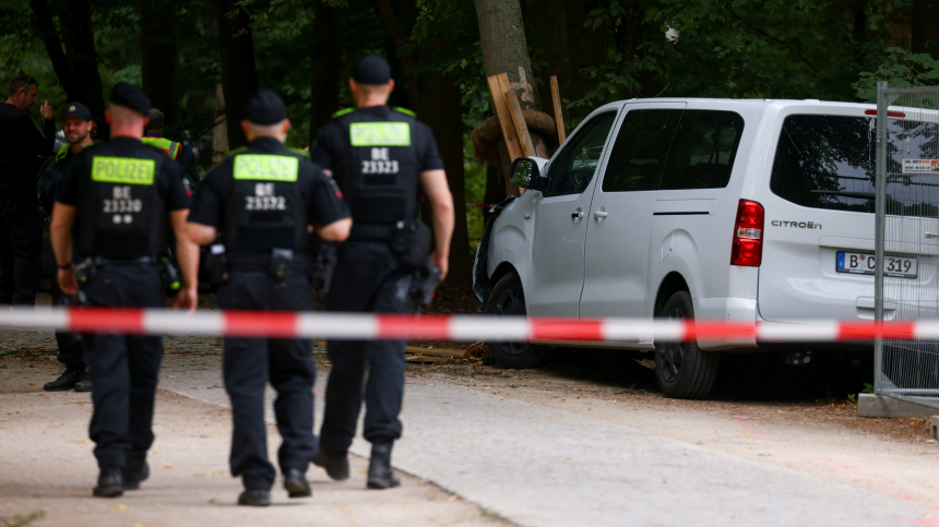 В Берлине разыскивают подозреваемого в наезде на толпу во время гей-парада*