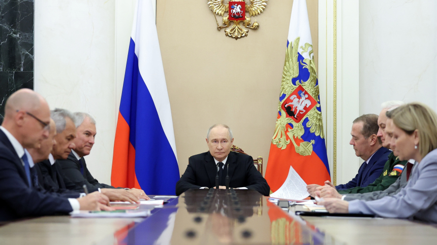 Путин провел оперативное совещание с членами Совбеза РФ