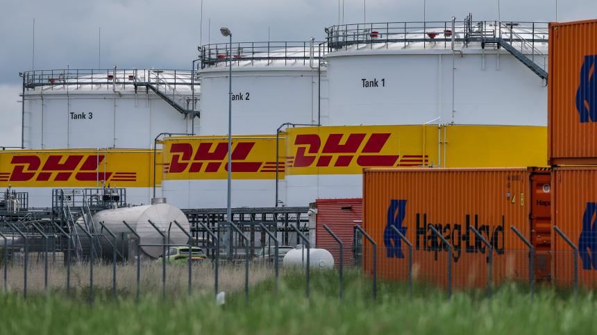 Удар по логистике: в Минобороны сообщили о поражении центра DHL под Киевом